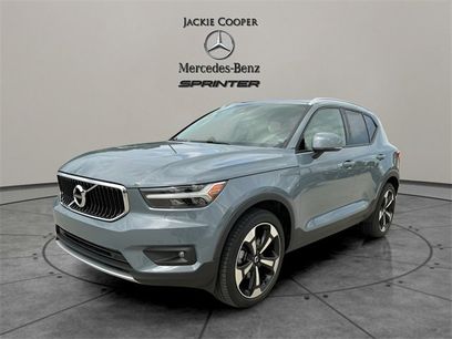 Used 2022 Volvo XC40 T4 Momentum w/ Premium Package