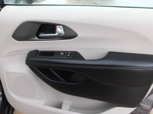 Used 2021 Chrysler Pacifica Touring-L FWD image 12