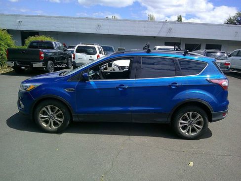 Used 2017 Ford Escape SE w/ Equipment Group 201A FWD image 2