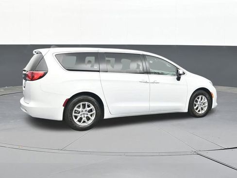 Used 2022 Chrysler Voyager LX FWD image 16