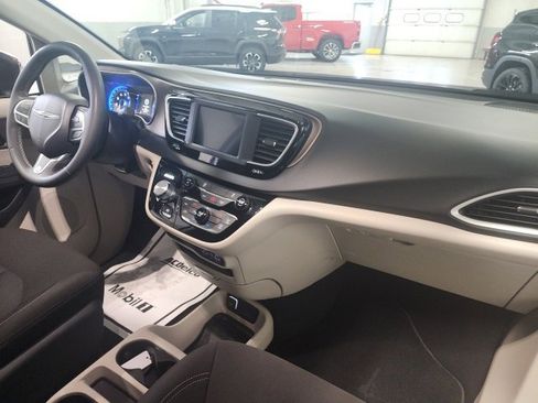 Used 2022 Chrysler Voyager LX image 21