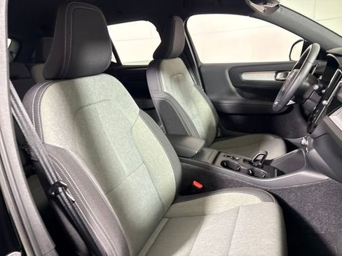 Used 2023 Volvo XC40 B5 Core image 12