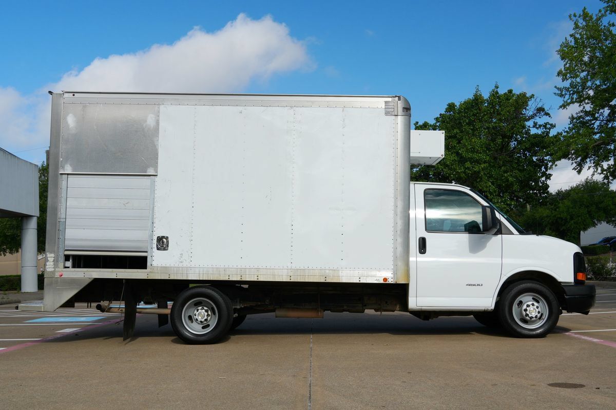 Used 2015 Chevrolet Express 4500 RWD image 15