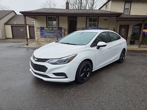 Used 2016 Chevrolet Cruze LT image 2