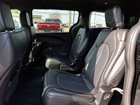 Used 2025 Chrysler Pacifica Select FWD image 11