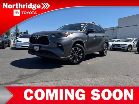 Used 2023 Toyota Highlander XLE FWD image 2