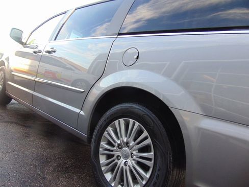 Used 2015 Chrysler Town & Country Touring-L w/ Driver Convenience Group image 17