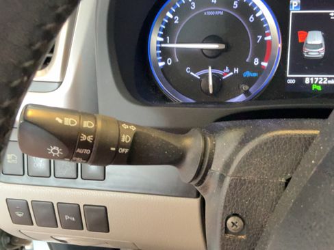 Used 2019 Toyota Highlander Limited FWD image 16