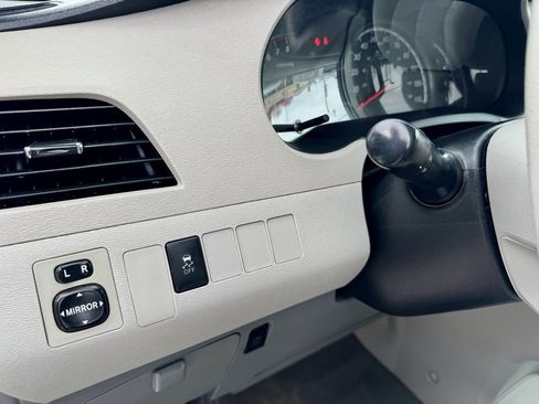 Used 2014 Toyota Sienna LE image 27