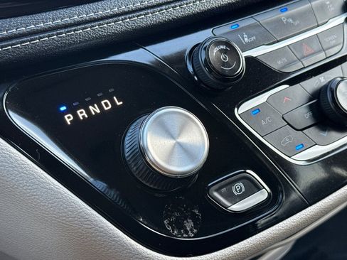 Used 2024 Chrysler Pacifica Limited FWD image 23