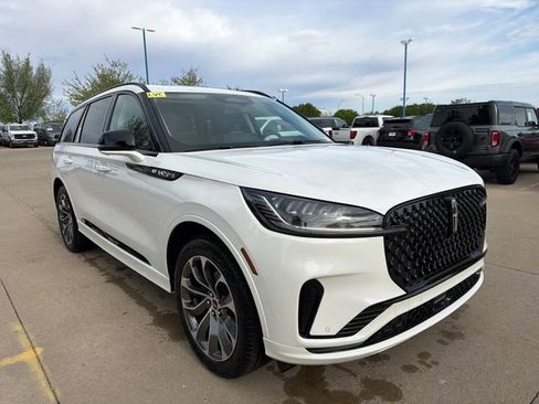 New 2026 Lincoln Aviator AWD image 3