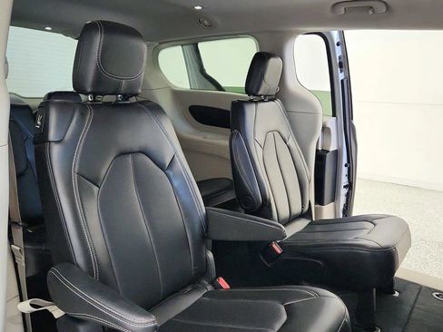 Used 2024 Chrysler Pacifica Touring-L FWD image 30