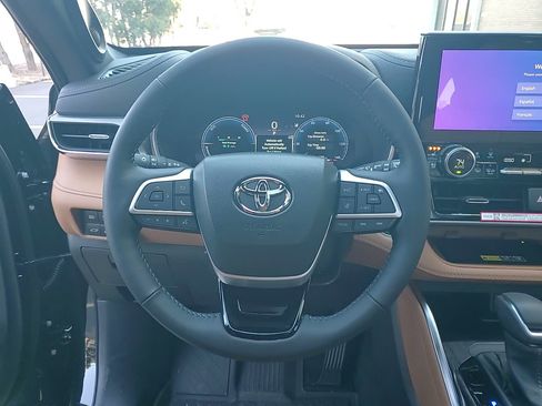 New 2026 Toyota Highlander Platinum image 13