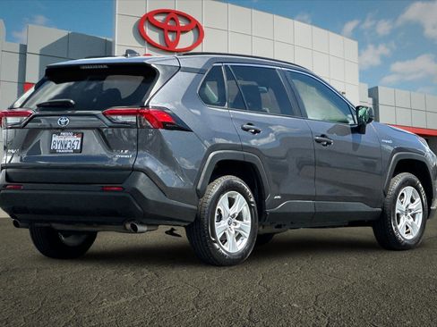 Used 2021 Toyota RAV4 LE image 3