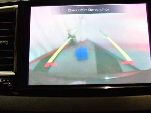 Used 2023 Chrysler Pacifica Touring-L FWD image 25