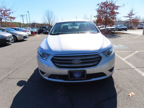 Used 2016 Ford Taurus SE image 2
