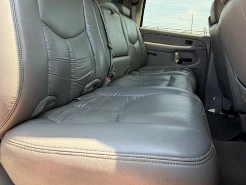 Used 2005 Chevrolet Avalanche Z71 w/ Preferred Equipment Group AWD/4WD image 12