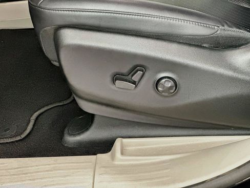 Used 2024 Chrysler Pacifica Touring-L FWD image 21