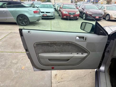 Used 2006 Ford Mustang GT Premium image 9