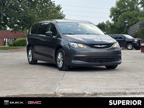 Used 2017 Chrysler Pacifica Touring FWD image 1