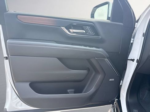 Used 2025 GMC Yukon Denali AWD/4WD image 28