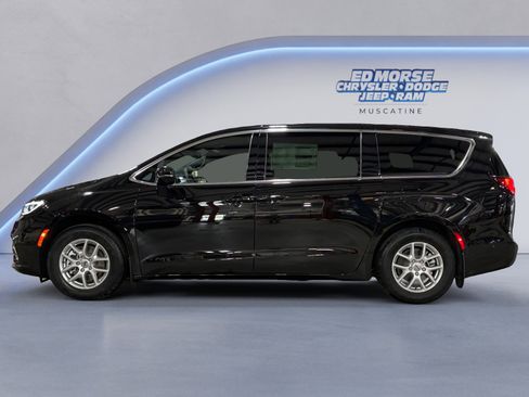 New 2025 Chrysler Pacifica Select w/ Uconnect Theater Family Group image 2