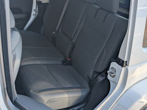 Used 2025 Jeep Wrangler Sahara image 17