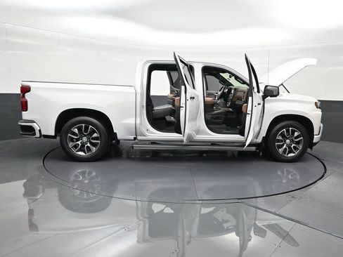 Used 2020 Chevrolet Silverado 1500 High Country w/ Technology Package image 32