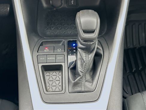 Used 2020 Toyota RAV4 XLE FWD image 24
