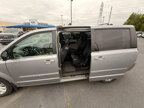 Used 2015 Chrysler Town & Country Limited Platinum FWD image 16
