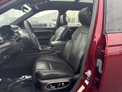 Used 2023 Jeep Grand Cherokee Overland w/ Luxury Tech Group IV AWD/4WD image 19