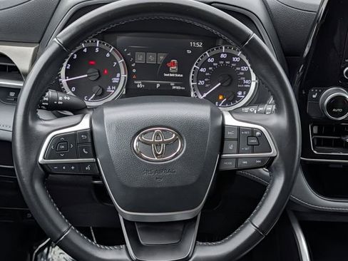 Used 2023 Toyota Highlander XLE AWD/4WD image 13