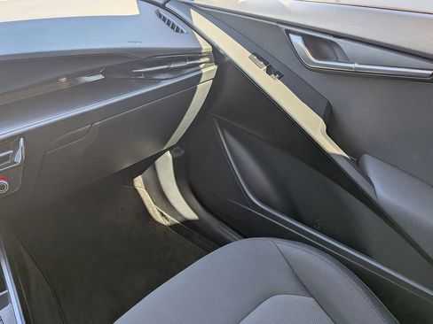 Used 2024 Kia Niro LX image 16