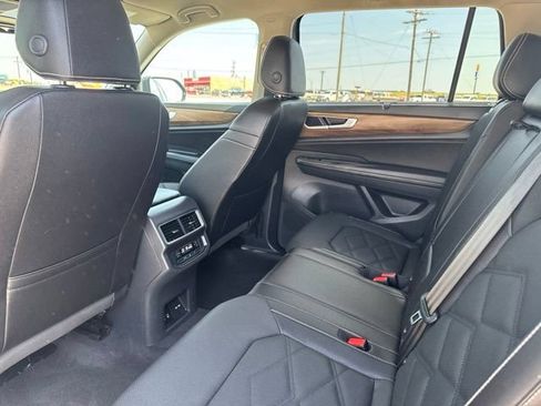 Used 2025 Volkswagen Atlas SE FWD image 21