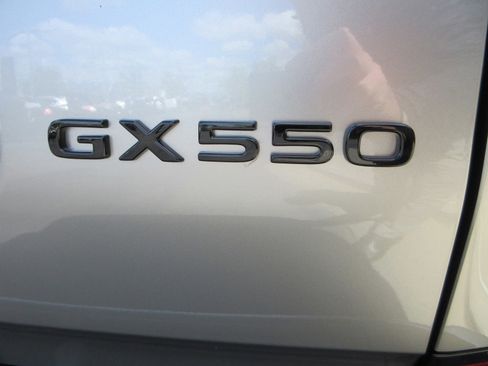 Used 2026 Lexus GX 550 w/ Cold Area Package AWD/4WD image 8