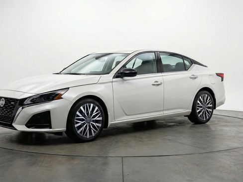 Used 2025 Nissan Altima 2.5 SV FWD image 3