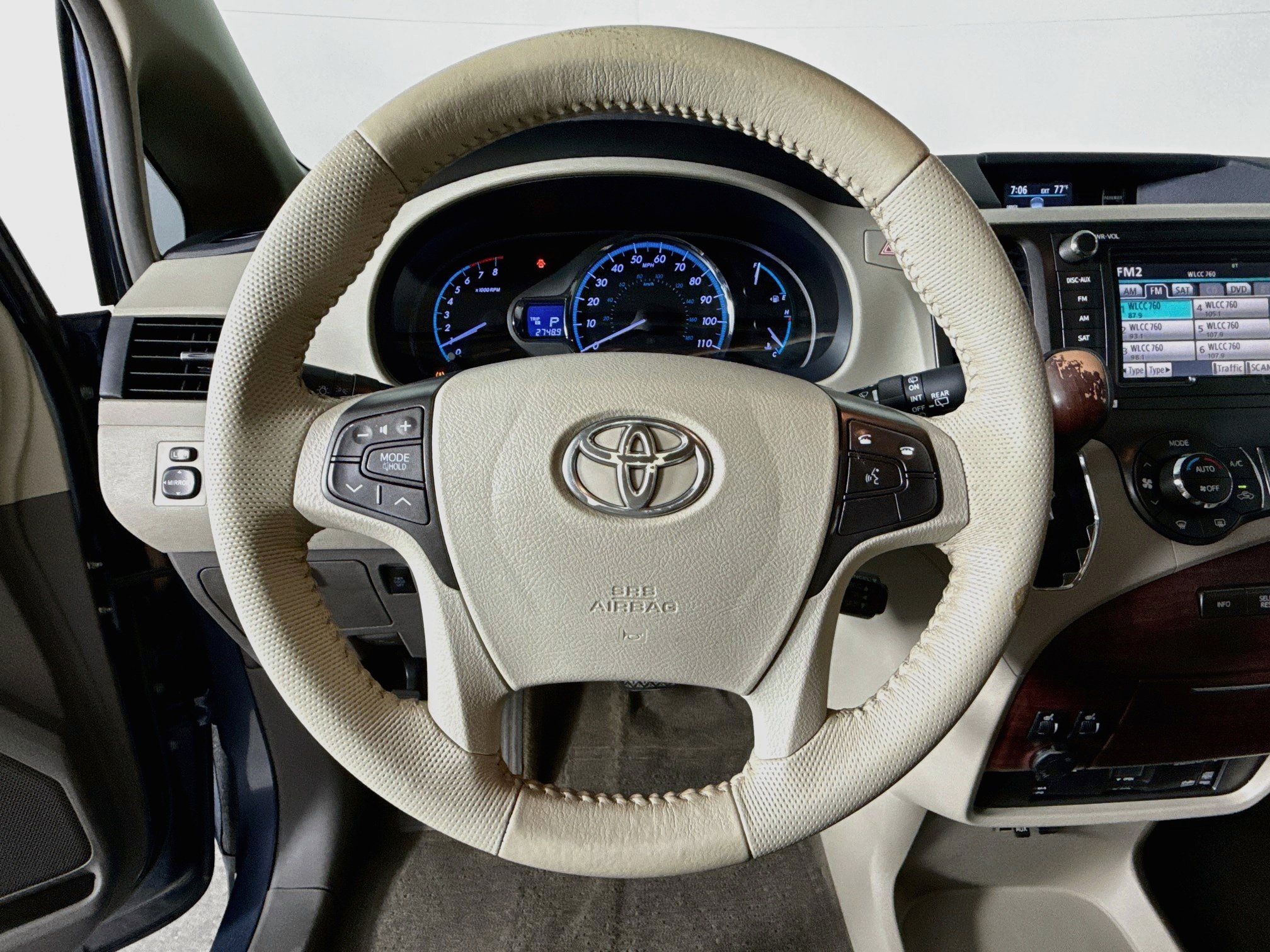 Used 2014 Toyota Sienna XLE w/ XLE Premium Package FWD image 11
