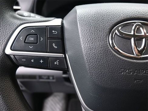 Used 2021 Toyota Sienna LE image 2