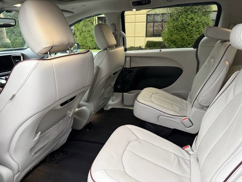 Used 2019 Chrysler Pacifica Limited image 29