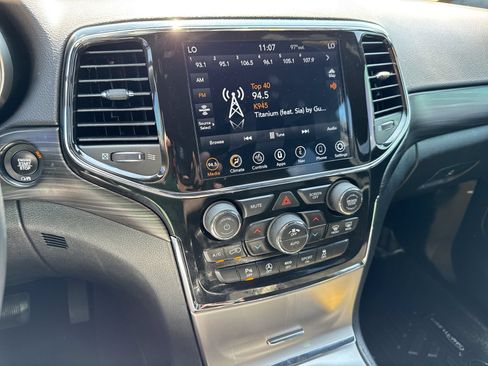 Used 2022 Jeep Grand Cherokee Laredo X RWD image 16