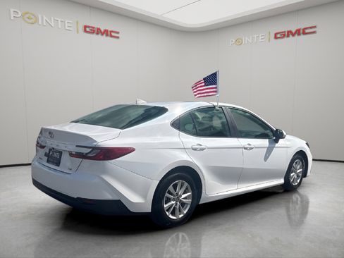 Used 2025 Toyota Camry LE image 3