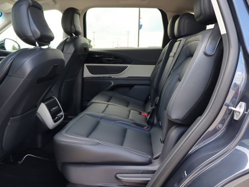 Used 2024 Lincoln Nautilus Premier image 11