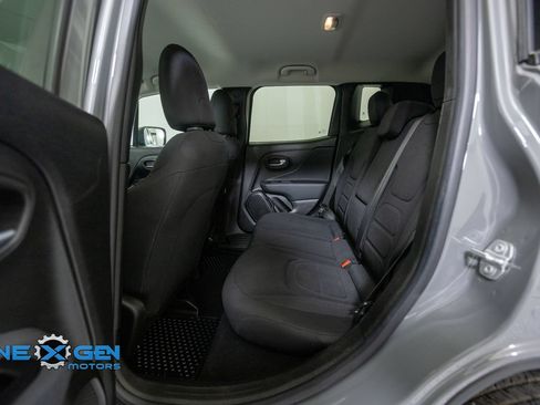 Used 2022 Jeep Renegade Latitude w/ Convenience Group AWD/4WD image 28