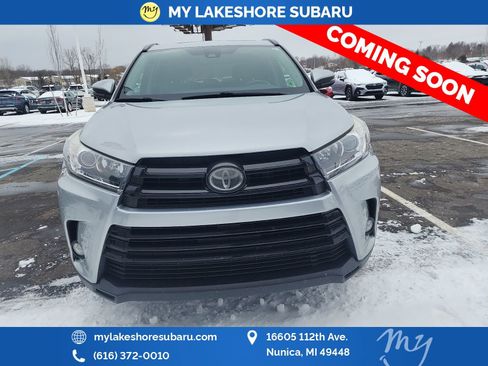 Used 2017 Toyota Highlander SE image 2