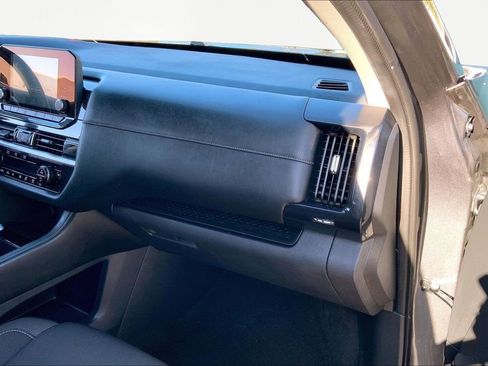 Used 2024 Nissan Pathfinder SV image 19