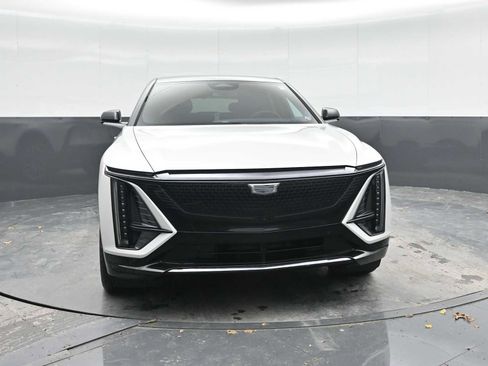 Used 2025 Cadillac Lyriq Sport AWD/4WD image 6