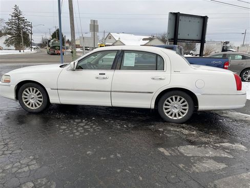 Used 2004 Lincoln Town Car Executive image 1