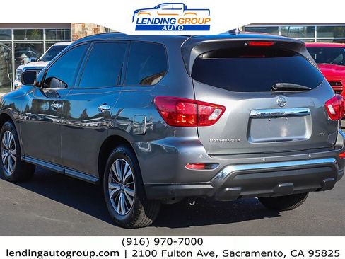 Used 2019 Nissan Pathfinder SV image 2