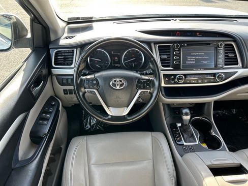 Used 2018 Toyota Highlander XLE w/ Carpet Mat Package (TMS) image 2