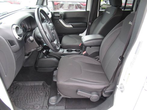 Used 2018 Jeep Wrangler Unlimited Sahara w/ Connectivity Group AWD/4WD image 17